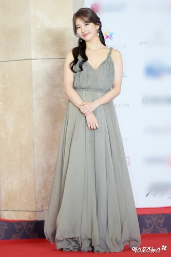 Năm 2017, nữ ca sĩ kiêm diễn viên chiến thắng giải thưởng Asia Star ở hạng mục Drama.  