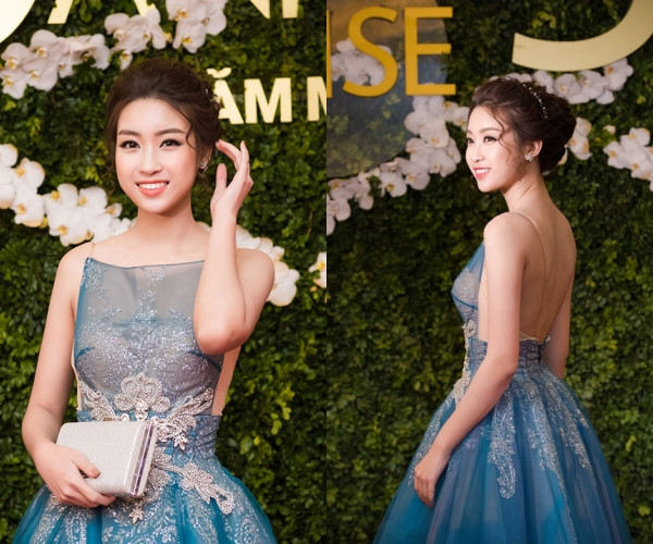 Chiếc liệu xuyên thấu và thiết kế hở trọn lưng trần giúp Mỹ Linh thu hút nhiều ánh nhìn khi tham gia một sự kiện tại Hà Nội. Gam màu xanh mang đến vẻ ngọt ngào cho Hoa hậu Việt Nam.