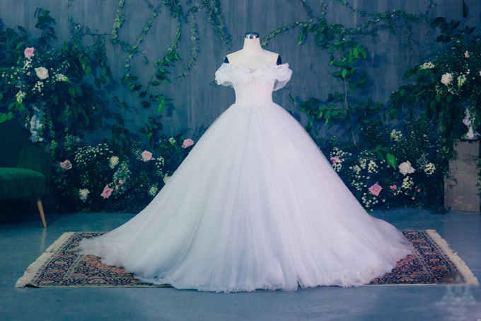 Từ thuở bé, Á hậu Thanh Tú đã mơ ước lớn lên sẽ được diện chiếc váy của nàng Lọ Lem - Cinderella trong ngày trọng đại của mình.     