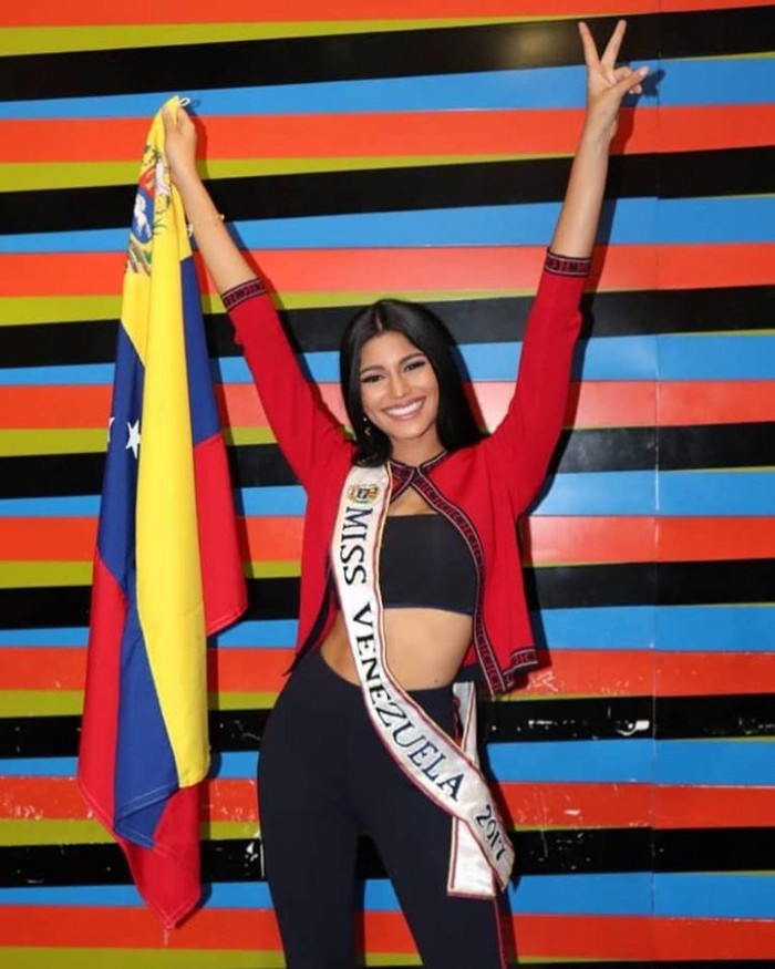 Đến từ cường quốc Hoa hậu. mỹ nhân Venezuela diện crop-top khoe eo con kiến, săn chắc.    