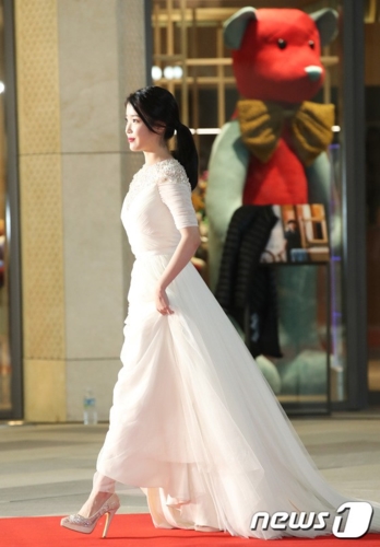 IU hoá thân thành nàng công chúa dịu dàng với bộ đầm trắng tinh khôi.  