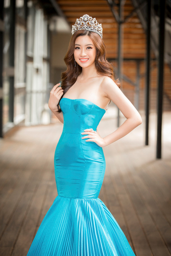Chiếc váy cúp ngực của Mỹ Linh sẽ hoàn hảo hơn nếu không sử dụng chất liệu vải bóng sáng, làm người đẹp lộ vòng hai kém thon gọn.