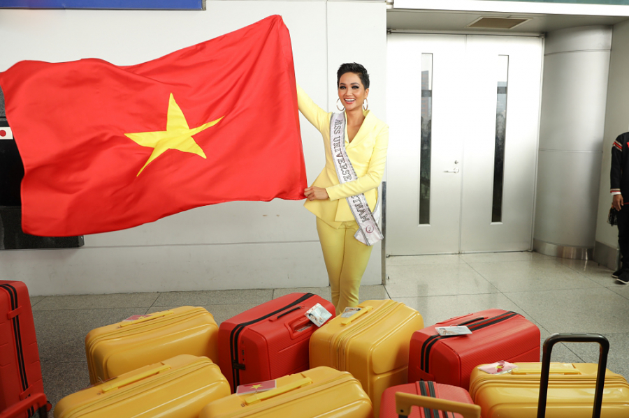 Trong chuyến đi này, cô mang theo 12 vali hành lý với tổng cộng 80 trang phục phục vụ cho quá trình thi đấu.    