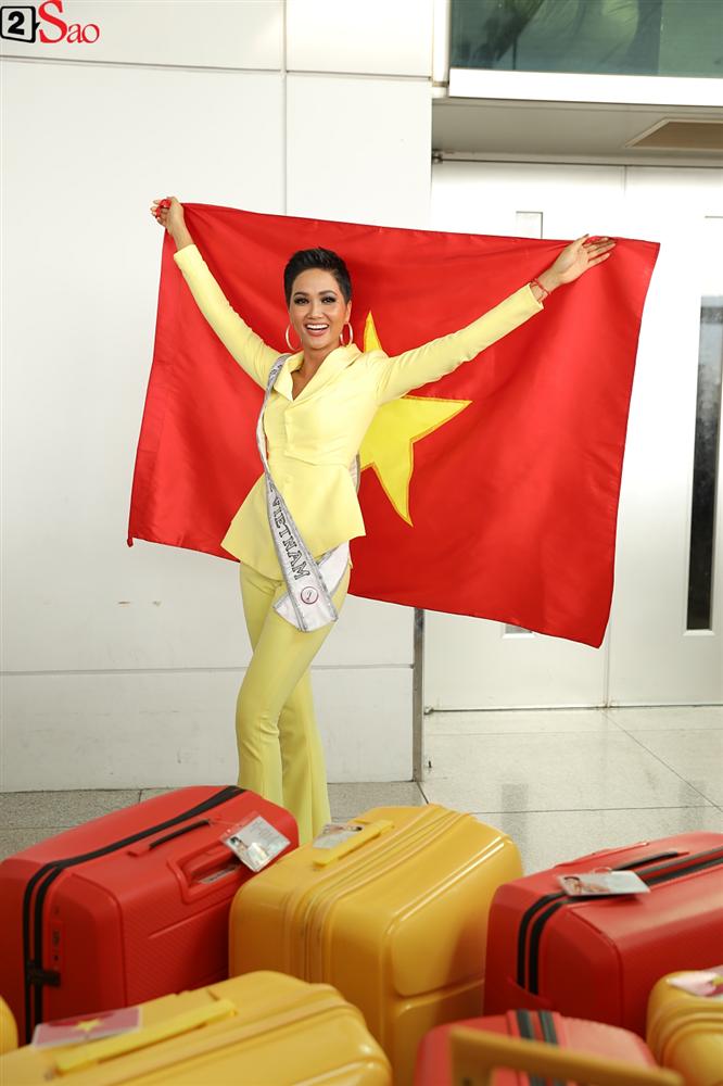 Người đẹp Ê Đê tự hào giương cao quốc kỳ Việt Nam.    
