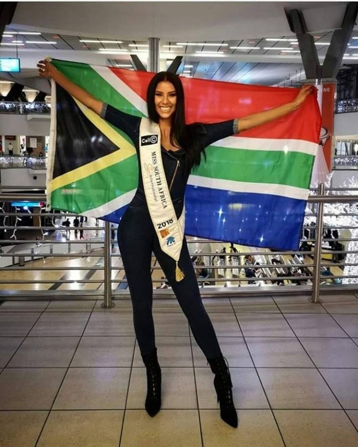Hoa hậu Nam Phi chọn cả cây đen cá tính. Trang phục có vẻ bó sát cơ thể, điều đó ảnh hưởng không nhỏ đến chuyến bay dài từ Nam Phi đến Thái Lan.    