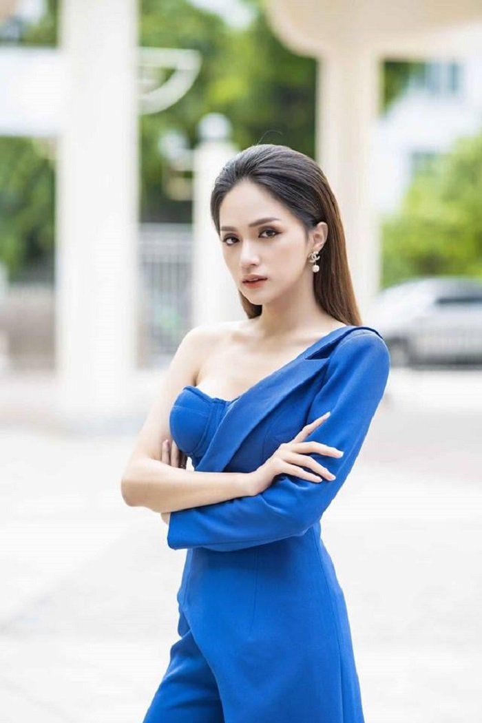 Bên cạnh những mẫu váy điệu đà, Hương Giang cũng thường xuyên lựa chọn những thiết kế mang hơi hướng menswear đầy cá tính.    