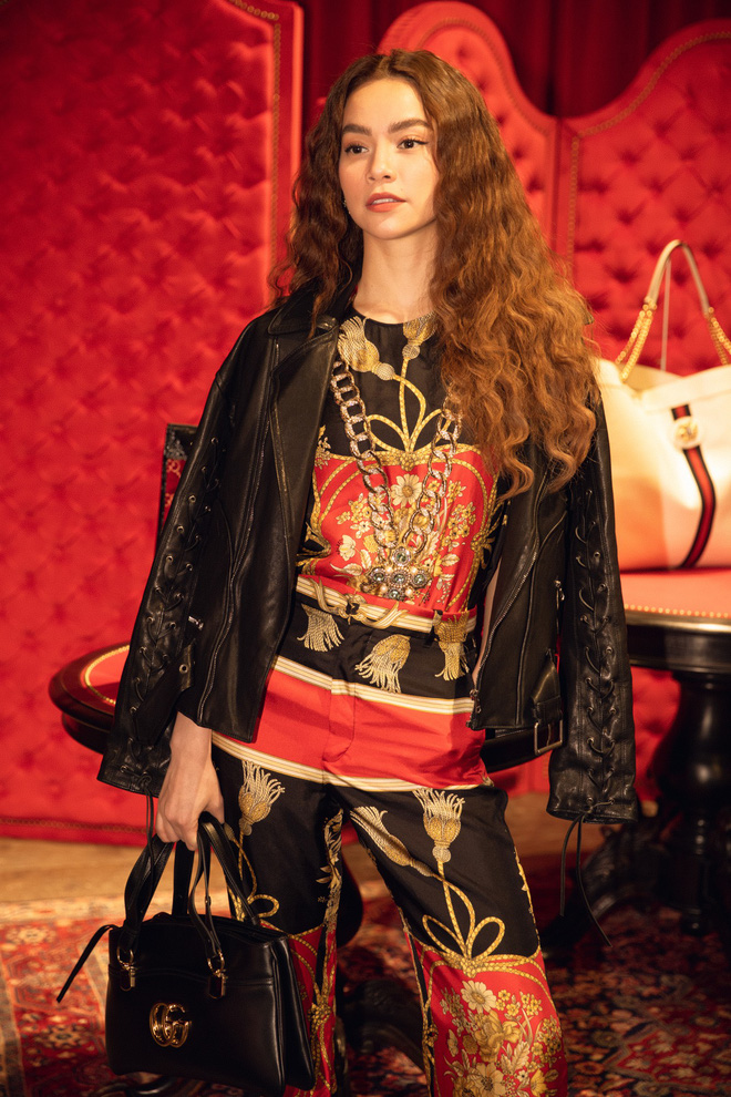 Xuất hiện tại sự kiện, Hồ Ngọc Hà nổi bật với bộ trang phục cá tính từ bộ sưu tập Xuân-Hè 2019. Phong cách lần này của giọng ca 