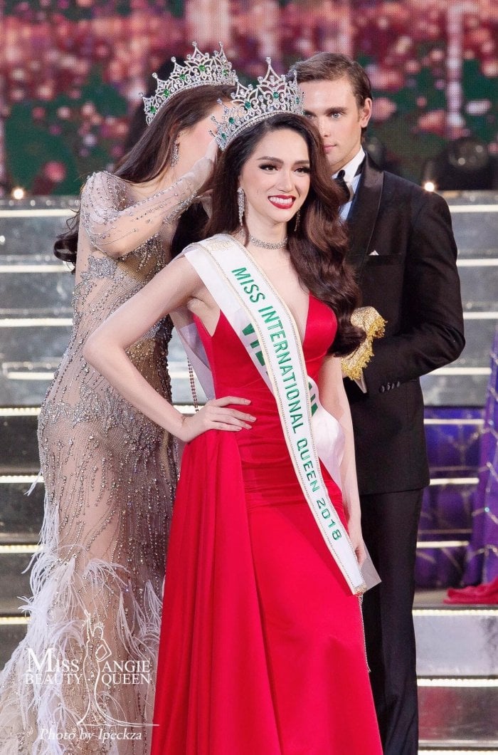 Cột mốc đăng quang ngôi vị Hoa hậu Chuyển giới Quốc tế 2018 khiến Hương Giang thay đổi khá nhiều, trong đó gu thời trang và phong cách ăn mặc của cô cũng đẹp và tinh tế hơn hẳn trước kia.    