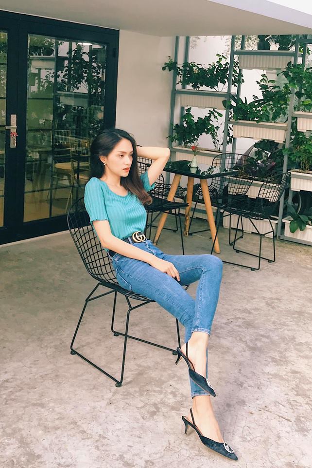 Set đồ đơn giản với áo phông cùng quần jeans lộ vóc dáng gầy xanh xao, Hương Giang khiến fan không khỏi lo lắng cho vóc dáng hiện tại của cô.    