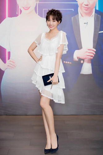 Hari Won thường chọn những trang phục màu trắng nền nã, dịu dàng.  