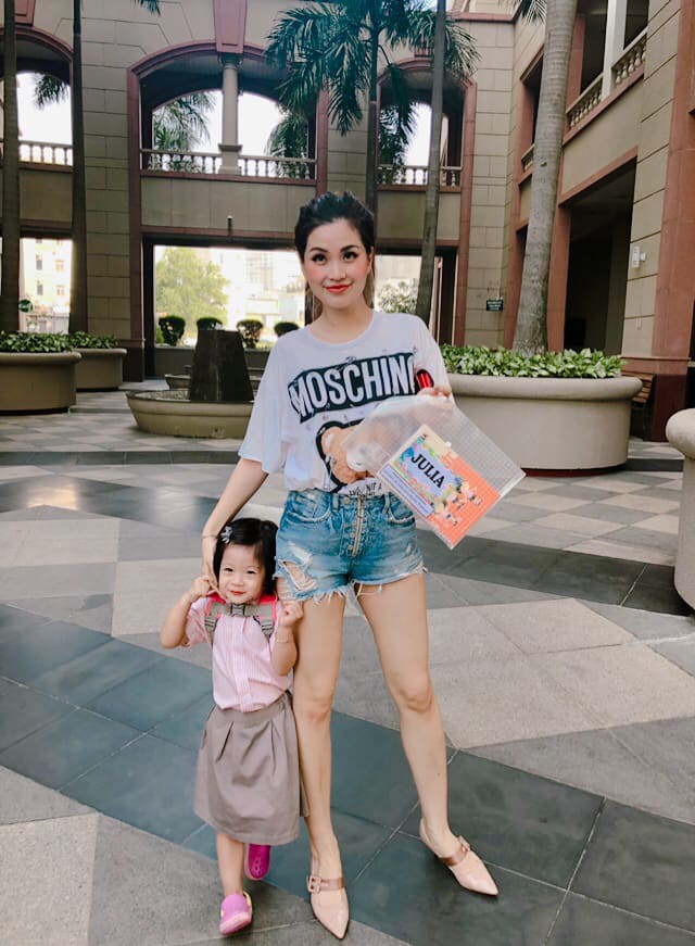 Diễm Trang là mẹ 1 con rồi mà vẫn teen hết nấc, street style của cô thoải mái năng động với jeans rách cùng áo phông hàng hiệu đắt giá.    
