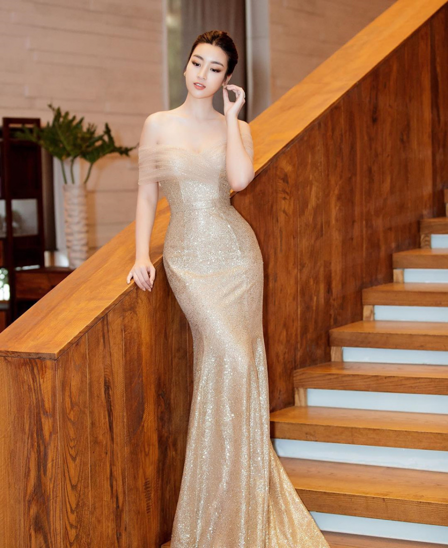 Hoa hậu Đỗ Mỹ Linh chưng diện đầm lộng lẫy trong nhiều sự kiện. Các thiết kế này giúp người đẹp khai thác triệt để 