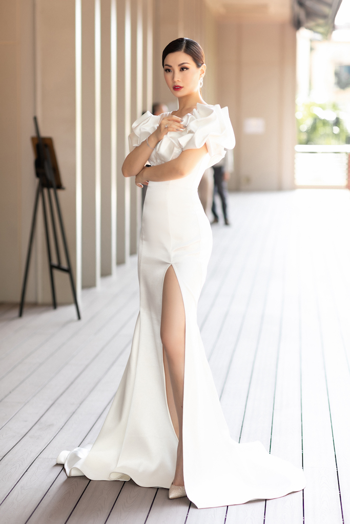 Tham dự một sự kiện gần đây, Diễm Trang khoe khéo nhan sắc trời ban trong chiếc váy trắng xẻ cao, khoe đôi chân dài thẳng tắp.  