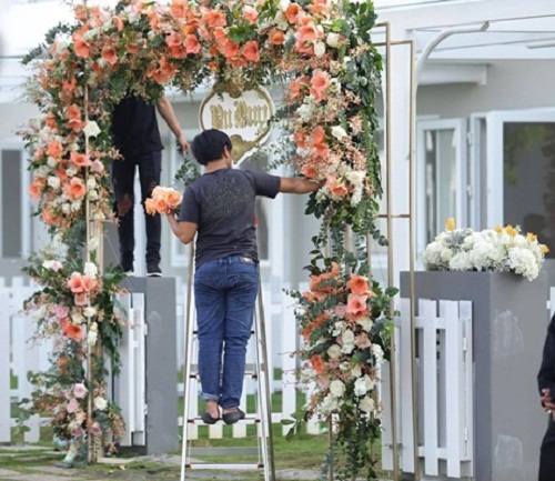 Ngày tổ chức hôn lễ, phía trước cổng nhà được trang trí hoa rực rỡ    