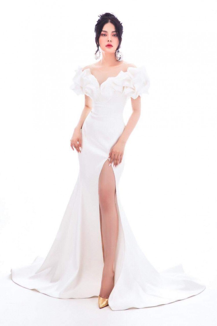 Trước đó, chiếc váy này cũng từng được Lily Chen - mỹ nhân được nhiều người nhận định là Kendall Jenner phiên bản Việt chưng diện.  