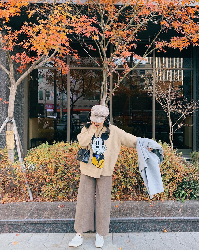 Heo Mi Nhon hồi teen với áo len mickey cùng quần ống rộng xuyệt tông, mùa lạnh tới cứ diện đồ 