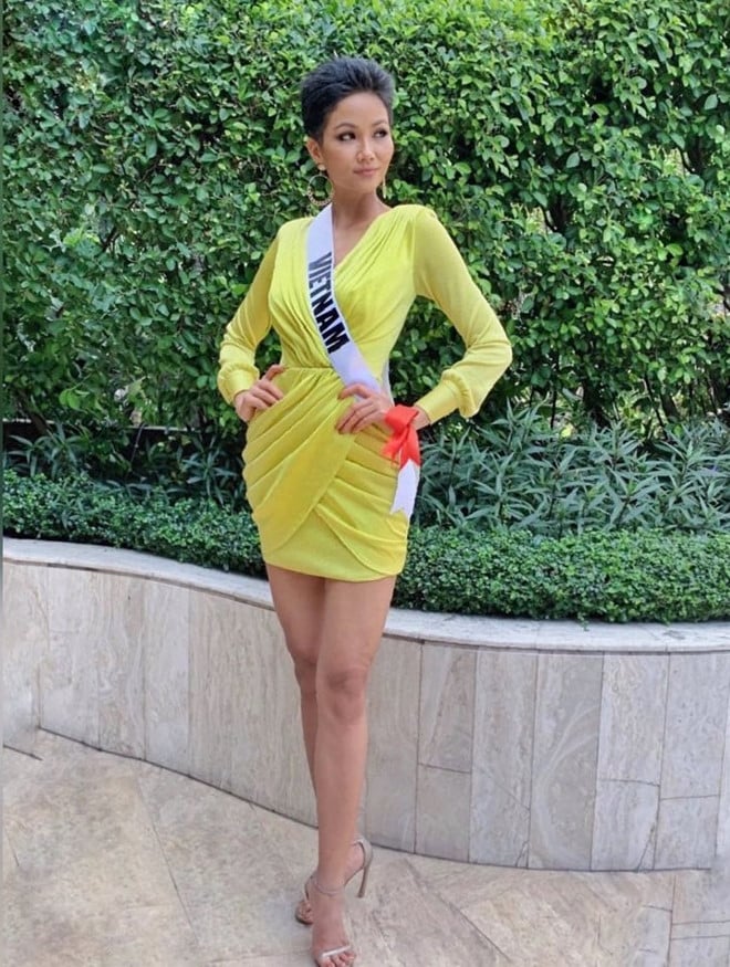 Hoa hậu H'Hen Niê cập nhật hình ảnh liên tục từ cuộc thi Miss Universe đang diễn ra tại Thái Lan. Trong một hoạt động, người đẹp Ê-đê khoe lợi thế vóc dáng nóng bỏng với váy ngắn xếp li màu vàng rực rỡ. Giới mộ điệu cho rằng các gam màu nổi bật rất phù hợp với làn da nâu gợi cảm của cô. 