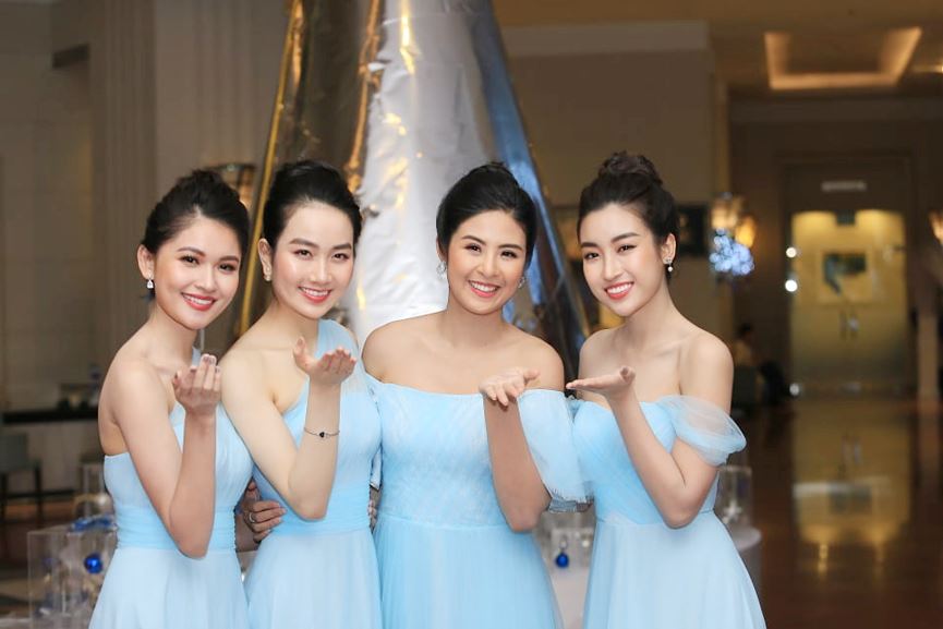 Hoa hậu Ngọc Hân, Mỹ Linh; Á hậu Thuỳ Dung và người đẹp Lan Hương cùng diện trang phục sắc xanh bay bổng, nhẹ nhàng.  
