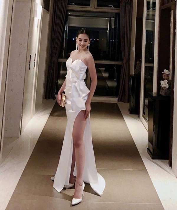 Hiện đang tham dự Hoa hậu Thế giới 2018 tại Trung Quốc, “nàng hậu 18 tuổi” Tiểu Vy cũng gây ấn tượng với bộ đầm trắng được xẻ đùi cao vút, khéo léo đính thêm chiếc nơ ngoại cỡ làm điểm nhấn. Trang phục tuần này giúp Tiểu Vy 