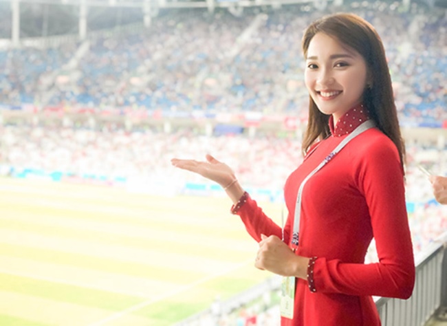 Cô luôn có mặt trên khán đài để theo dõi và cổ vũ các trận đấu Việt Nam và Quốc tế. Mới đây cô cũng có mặt trên các khán đài của đất nước Bạch Dương để cổ vũ cho World Cup 2018 và gửi những hình ảnh quảng bá quê nhà tại đây.    