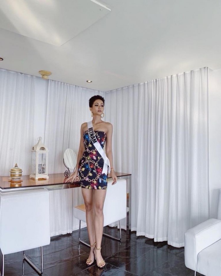 Hoa hậu Hoàn vũ Việt Nam cũng có sự kết hợp thông minh khi diện với sandals quai ngang mảnh, càng giúp vóc dáng thêm gợi cảm.  