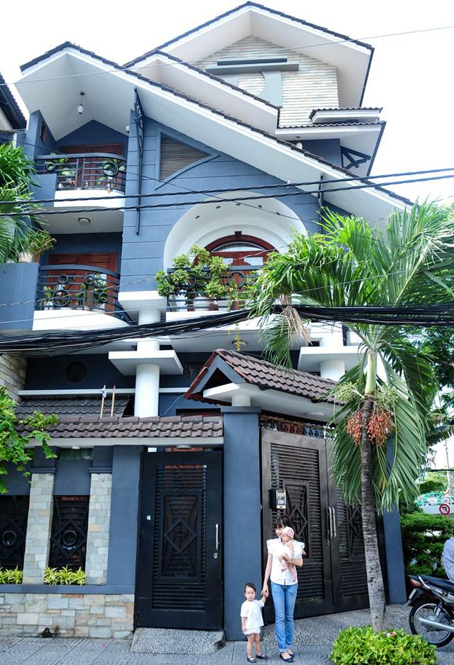 Tổ ấm hiện tại của vợ chồng Lý Hải - Minh Hà tọa lạc ở quận 10, là một ngôi nhà 3 tầng, hai mặt tiền, có kiến trúc hiện đại pha lẫn cổ điển.