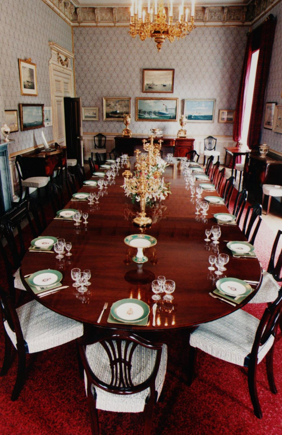 Những phòng ăn được bày biện theo lối kiến trúc tinh tế, được trang trí bởi các bức tranh của họa sĩ thế kỷ 18, Mary Moser.