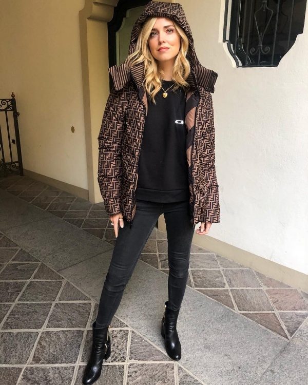 Là một trong những fashionista đình đám nhất với 15,6 triệu người follow trên Instagram, Chiara Ferragni luôn khiến người khác phải ngưỡng mộ với những kiểu mix đồ đa dạng nhưng không kém phần sành điệu. Tuần qua, quý cô đến từ nước Ý chọn style cá tính thời thượng với áo thun, quần skinny và áo khoác họa tiết của Fendi.    