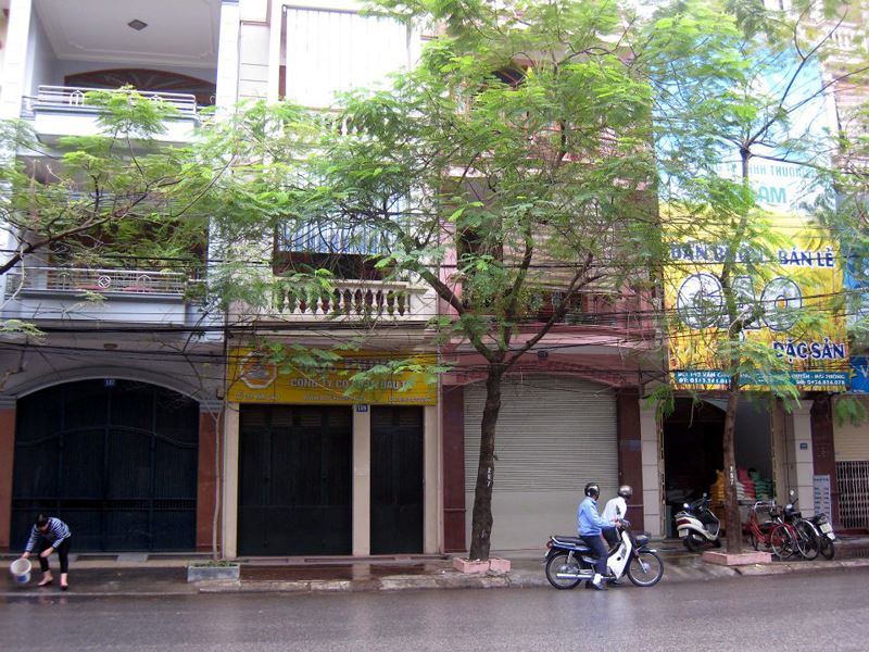 Ngôi nhà của vợ chồng Quang Thắng nằm trên phố Văn Cao. Nhà màu hồng, thứ 2 từ phải sang.