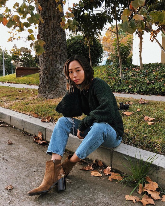 Với Aimee Song, cô chỉ đơn giản là yêu thích những bộ cánh đơn giản nhưng vẫn đảm bảo tính thoải mái tiện đụng và hợp mốt. Điều này đã thể hiện qua set đồ mới nhất của fashionista gốc Hàn khi cô phối áo len vặn thừng màu xanh rêu cùng quần jean và boots đế thô.