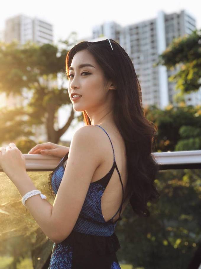 Những mẫu váy áo hai dây, có cổ chữ V khoét sâu... đang khá được lòng Hoa hậu Việt Nam 2016.     