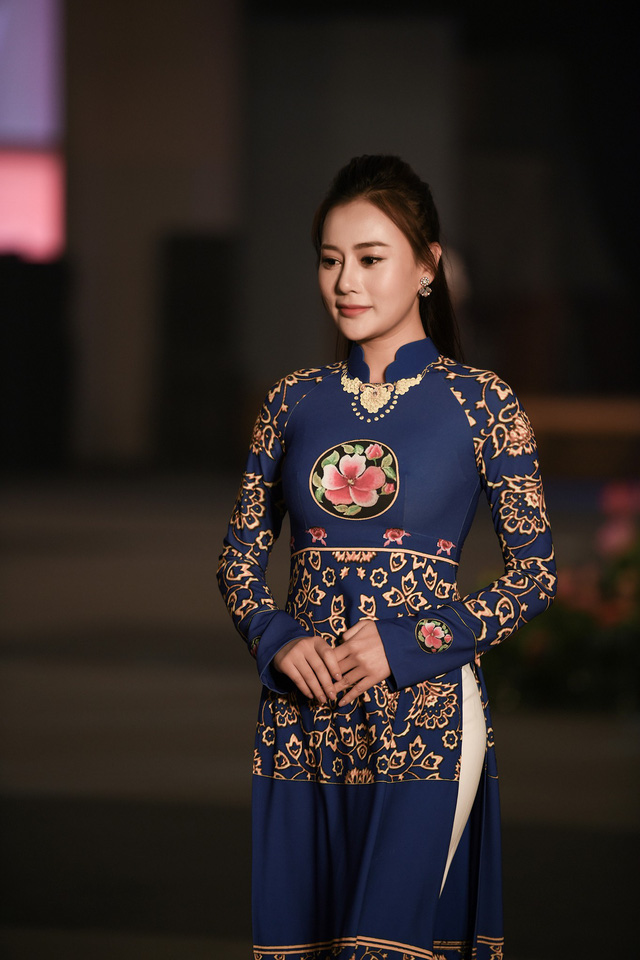 Phương Oanh là người mẫu mở màn show diễn BST áo dài 