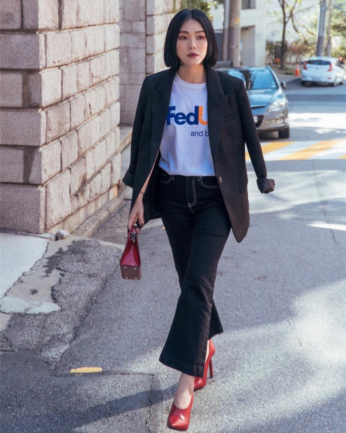 Magic Yang mang tới hình ảnh một quý cô thanh lịch khi diện trang phục đậm chất công sở. Fashionista xứ Trung kết hợp áo thun trắng cùng quần jean và blazer tối màu khoác ngoài.