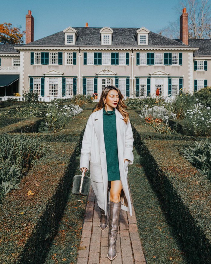 Mặc trời lạnh nhưng Jessica Wang vẫn diên đồ gợi cảm khi phối áo dáng dài cùng áo khoác trench coat màu xám. Đôi boots đắt đỏ của thương hiệu Burberry và chiếc túi xách chất liệu lông khiến set đồ của cô thêm phần thú vị.