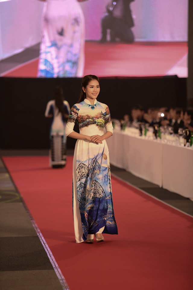 Top 10 Hoa hậu Việt Nam – Thuỳ Dương ( bà xã diễn viên Minh Tiệp) duyên dáng trình diễn thiết kế của NTK Đỗ Trịnh Hoài Nam    