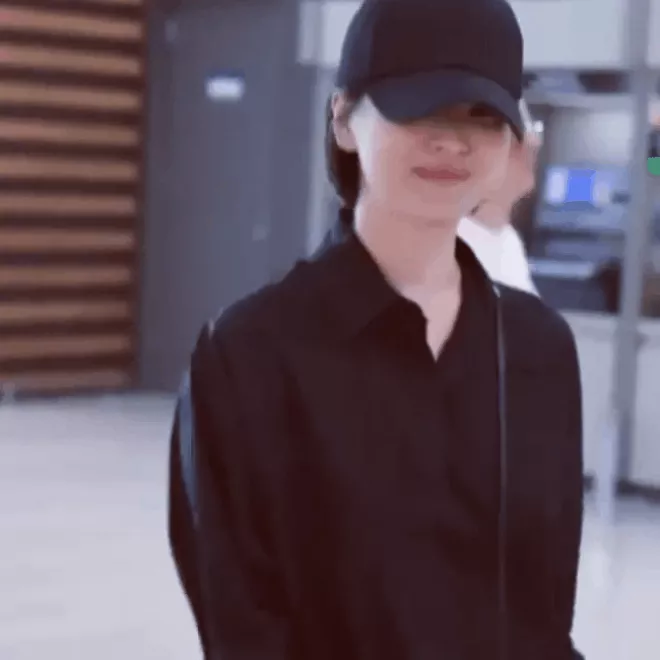 Song Hye Kyo chọn diện áo sơmi đen cùng quần short và mũ lưỡi trai năng động. Đây chính là chiếc mũ mà dân tình nghi ngờ là cô mượn của chồng để đội.    