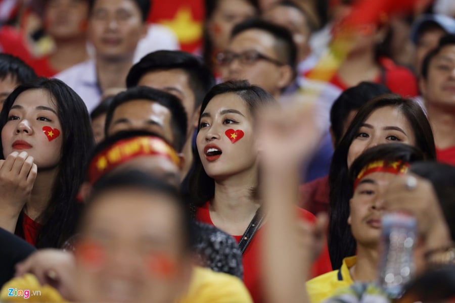 Trong trang phục áo đỏ sao vàng, hoa hậu Mỹ Linh trông đầy tươi tắn trên khán đài khi đội tuyển Việt Nam được trở về sân nhà Mỹ Đình đối đầu với Philippines ở trận bán kết lượt về AFF Cup 2018.