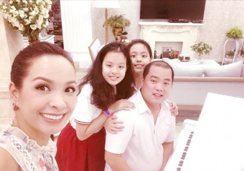 Trong nhà còn có 1 cây piano để Minh Khang tiện làm việc.    