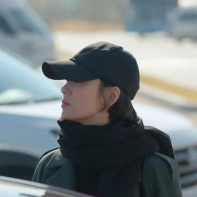 Song Hye Kyo mặc trench coat, quàng khăn to bản, đầu đội mũ lưỡi trai xuyệt tông, chiếc mũ che gần hết 2/3 khuôn mặt của cô, rất hữu ích cho những lần hẹn hò bí mật.    
