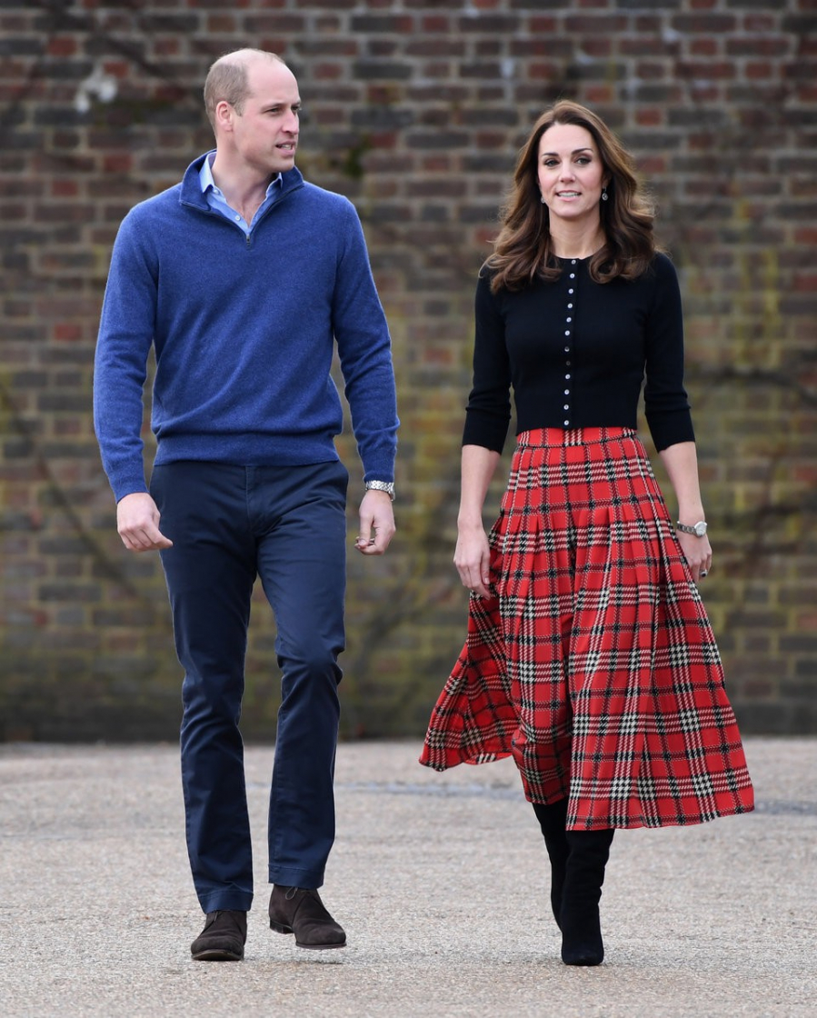 Trong khi Hoàng tử William đơn giản, chỉn chu với quần kaki, layer áo len và sơmi thì Công nương Kate thanh lịch duyên dáng với áo cardigan ôm sat cùng chân váy kẻ sọc mang dấu ấn mùa lễ hội cuối năm.    