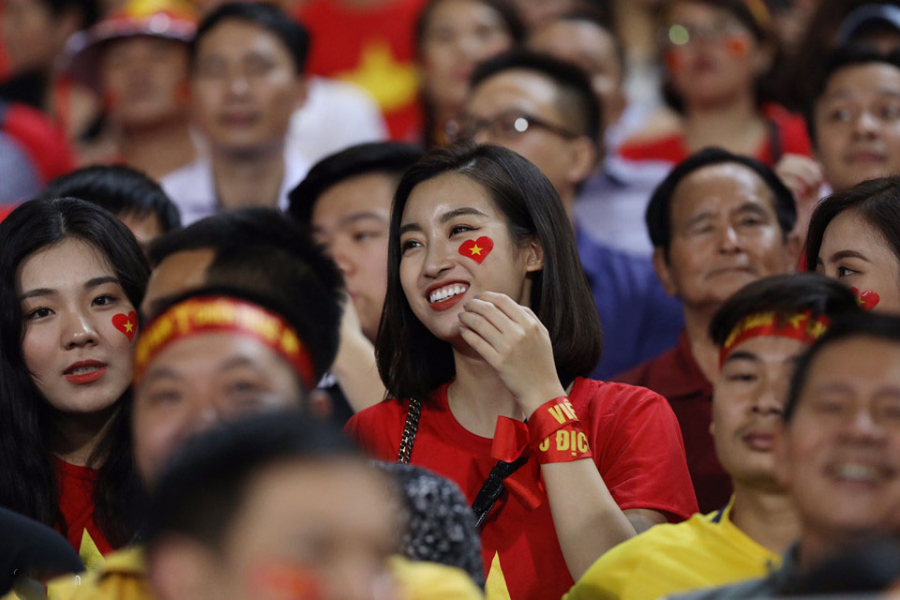 Đầu năm nay, Mỹ Linh cũng có mặt trên sân vận động ở Thường Châu, Trung Quốc để cổ vũ các cầu thủ U23 Việt Nam đá trận chung kết với Uzbekistan tại giải U23 châu Á.