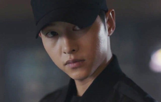 Đại úy Yoo Shi Jin (Song Joong Ki) từng đội chiếc mũ y hệt như vậy ở một phân cảnh trong Hậu duệ mặt trời. Đó là phân cảnh đại úy Yoo quên thân mình xâm nhập vào lòng địch để giải cứu bác sĩ Kang Mo Yeon (Song Hye Kyo).    