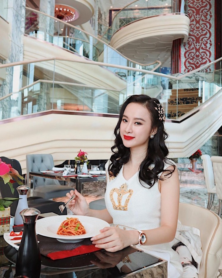 Màu son môi đỏ cùng kiểu tóc uốn xoăn khiến Angela Phương Trinh trông cực kỳ phù hợp với chiếc váy thêu đính họa tiết sang trọng.  