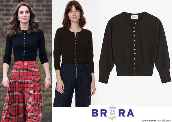 Cùng với đó là chiếc áo cardigan màu đen dáng basic thuộc thương hiệu Brra, hiện đang có giá 209£ - khoảng hơn 6,6 triệu đồng.    
