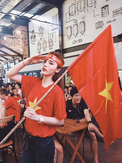 Hoa hậu Nguyễn Cao Kỳ Duyên trong trang phục áo phông cờ đỏ sao vàng xuống phố cổ vũ đội U23 Việt Nam.    