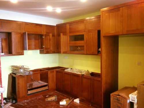 Phòng bếp, nội thất của căn hộ được nghệ sĩ lắp ráp hệ thống tủ gỗ, có màu trùng với sàn.