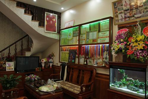 Nơi nổi bật nhất trong phòng khách có lẽ là chiếc tủ kính lớn - được bố mẹ Quang Hải dành một vị trí trang trọng để trưng bày những danh hiệu mà con trai đã đạt được.    