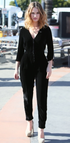 Lily James sang trọng khi diện jumpsuit nhung đen với điểm nhấn là đôi giày cao gót họa tiết da báo cá tính.  