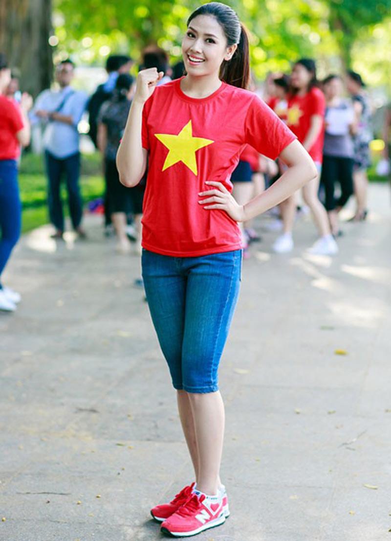 Nguyễn Loan giản dị khi chọn phối áo cùng quần lửng jeans và giày thể thao.     