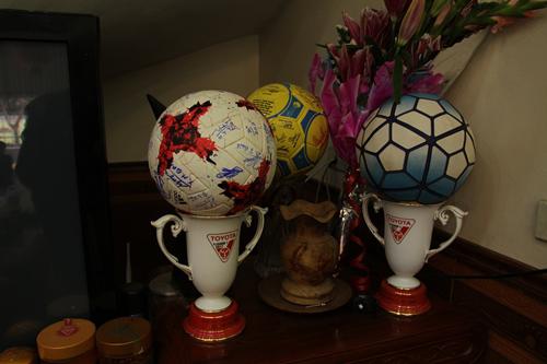 Sau khi tham gia những giải quốc tế, Quang Hải thường đem về một quả bóng để làm kỉ niệm.   